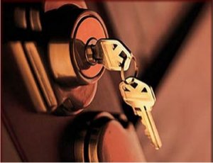 Keys locked inside the car - call New Autokeys, car auto locksmiths Havant area of Hampshire.