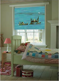 Roller blind with pictures fitted in childrens&'39; nursery.